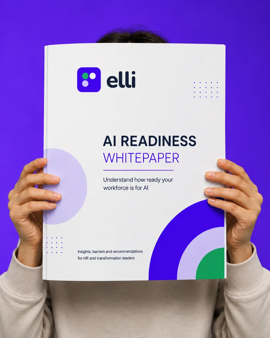 Personne tenant le livre blanc AI readiness d'elli.
